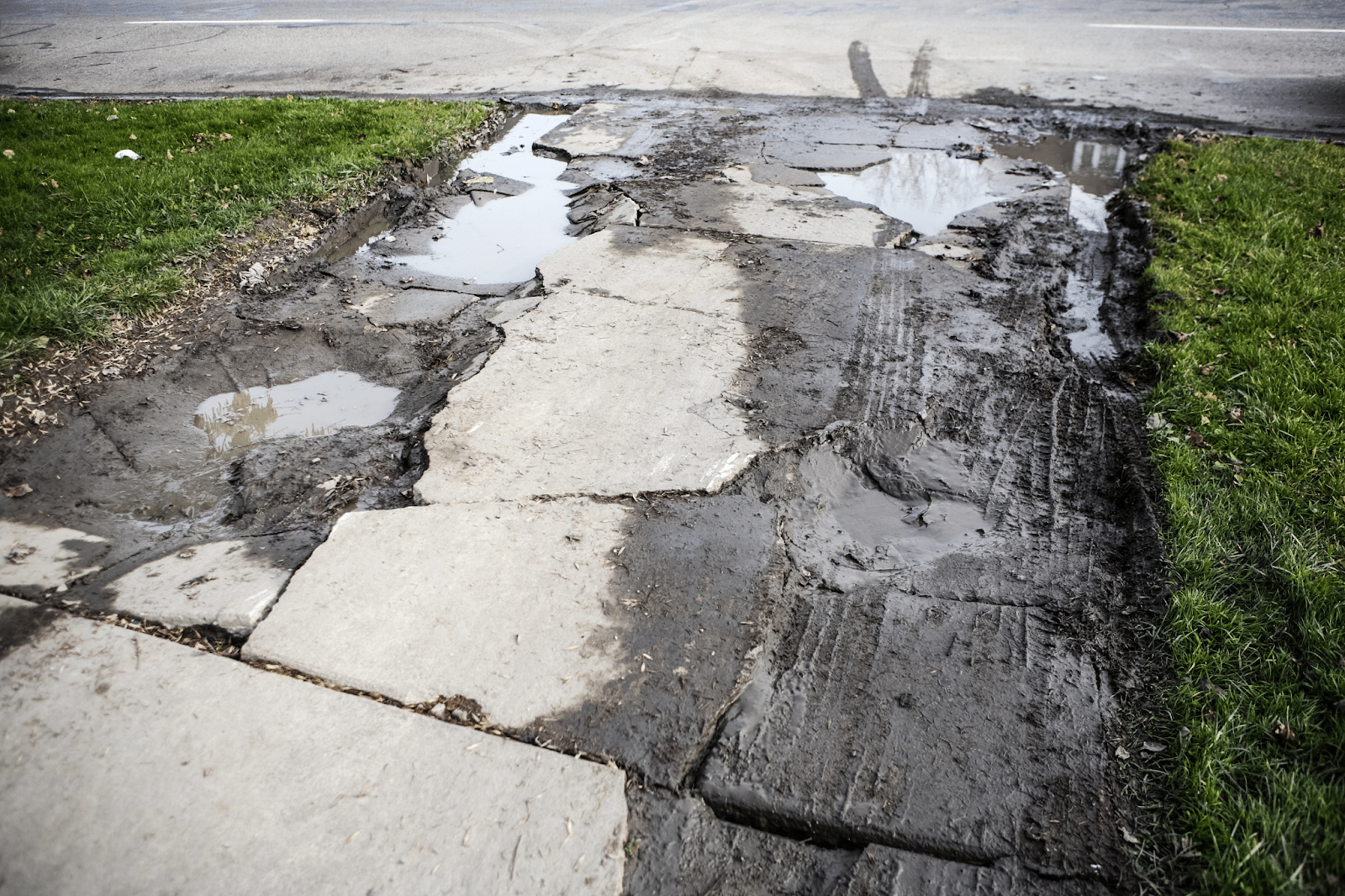 How to Tell If You Need Concrete Driveway Repair or Replacement